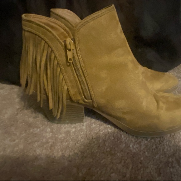 Soda fringe booties with heel/suede/9.5 - Picture 1 of 7